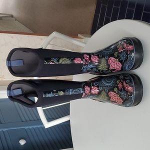 Classic tall winter boots, excellent condition, minor tread marks on heel